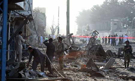 Afganistán: Un atentado con camión bomba se salda con 15 muertos
